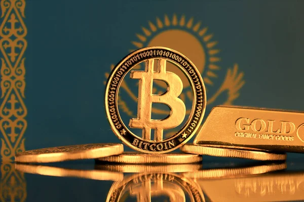 Physische Version Von Bitcoin Goldbarren Und Kasachstan Flagge — Stockfoto