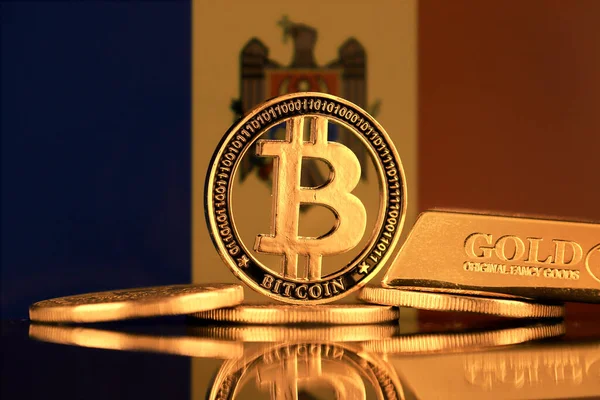 Physische Version Von Bitcoin Goldbarren Und Moldawischer Flagge — Stockfoto