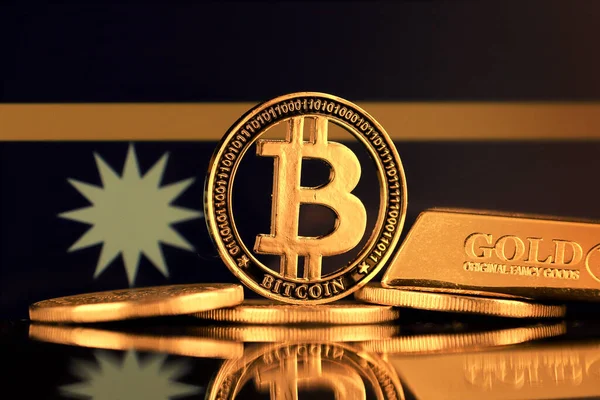 Physische Version Von Bitcoin Goldbarren Und Nauru Flagge — Stockfoto
