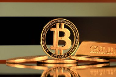 Bitcoin 'in fiziksel versiyonu, altın külçesi ve Tayland Bayrağı.