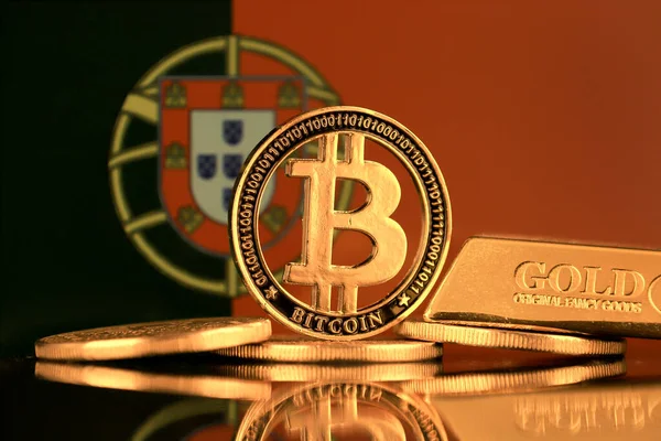 Physische Version Von Bitcoin Goldbarren Und Portugal Flagge — Stockfoto