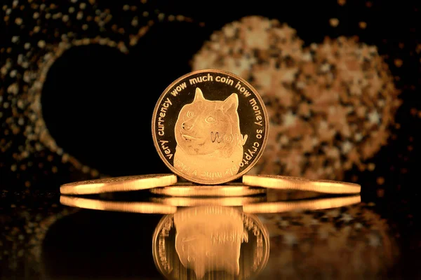 Физическая Версия Dogecoin Cryptocurrency Концептуальный Имидж Инвесторов Быстро Растущем Рынке — стоковое фото