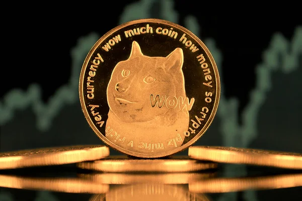 Dogecoinの物理バージョン 暗号通貨 急速に成長している暗号通貨とブロックチェーン技術市場への投資家のための概念的なイメージ — ストック写真