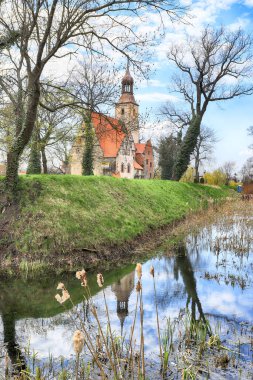 WROCLAW, POLAND - 21 Nisan 2021: St. Trinity Roma Katolik Kilisesi (17. yüzyıl, 1597-1602) Polonya 'nın Wroclaw kenti yakınlarındaki Zorawina nehrindeki küçük bir adada yer almaktadır..