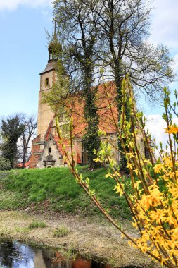 WROCLAW, POLAND - 21 Nisan 2021: St. Trinity Roma Katolik Kilisesi (17. yüzyıl, 1597-1602) Polonya 'nın Wroclaw kenti yakınlarındaki Zorawina nehrindeki küçük bir adada yer almaktadır..