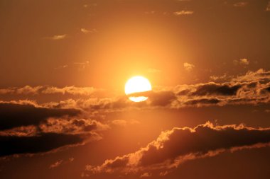 Wroclaw, Polonya, Avrupa yakınlarında Nisan ayının son gününde güzel günbatımı ve bulutlar.