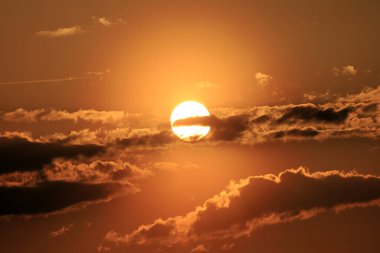 Wroclaw, Polonya, Avrupa yakınlarında Nisan ayının son gününde güzel günbatımı ve bulutlar.