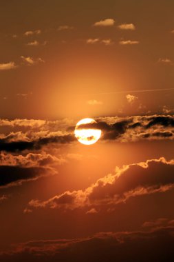 Wroclaw, Polonya, Avrupa yakınlarında Nisan ayının son gününde güzel günbatımı ve bulutlar.