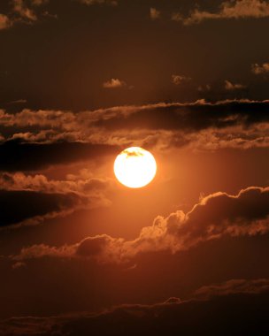 Wroclaw, Polonya, Avrupa yakınlarında Nisan ayının son gününde güzel günbatımı ve bulutlar.