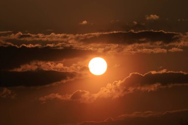 Wroclaw, Polonya, Avrupa yakınlarında Nisan ayının son gününde güzel günbatımı ve bulutlar.