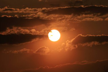 Wroclaw, Polonya, Avrupa yakınlarında Nisan ayının son gününde güzel günbatımı ve bulutlar.