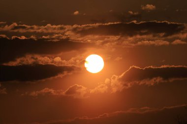 Wroclaw, Polonya, Avrupa yakınlarında Nisan ayının son gününde güzel günbatımı ve bulutlar.