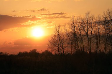 Wroclaw, Polonya, Avrupa yakınlarında Nisan ayının son gününde güzel günbatımı ve bulutlar.