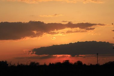 Wroclaw, Polonya, Avrupa yakınlarında Nisan ayının son gününde güzel günbatımı ve bulutlar.