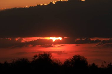 Wroclaw, Polonya, Avrupa yakınlarında Nisan ayının son gününde güzel günbatımı ve bulutlar.