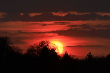 Wroclaw, Polonya, Avrupa yakınlarında Nisan ayının son gününde güzel günbatımı ve bulutlar.