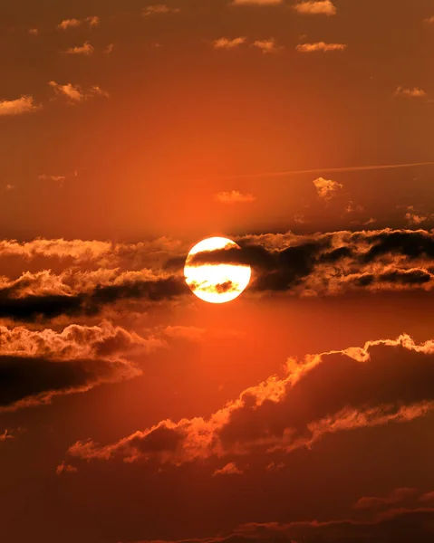 Hermosa Puesta Sol Nubes Último Día Abril Cerca Wroclaw Polonia —  Fotos de Stock