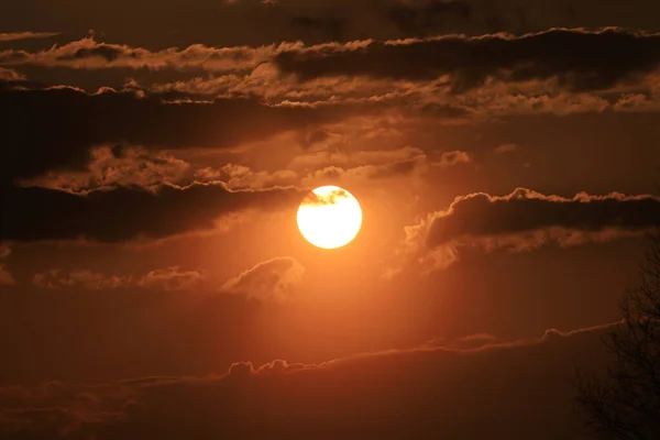 Hermosa Puesta Sol Nubes Último Día Abril Cerca Wroclaw Polonia —  Fotos de Stock