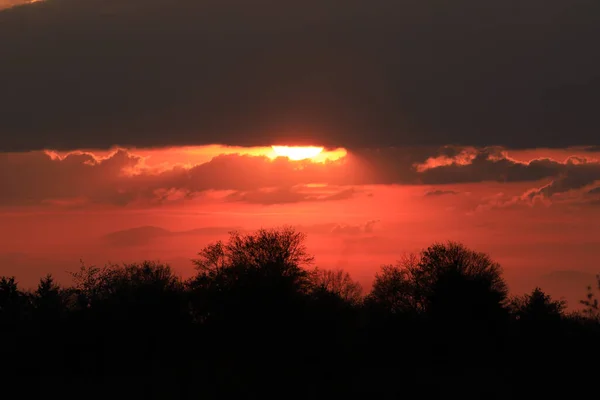 Hermosa Puesta Sol Nubes Último Día Abril Cerca Wroclaw Polonia —  Fotos de Stock