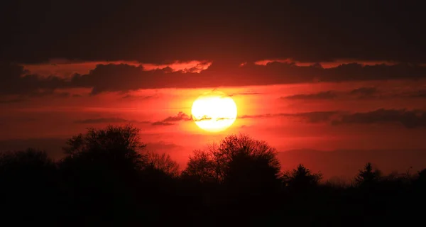 Hermosa Puesta Sol Nubes Último Día Abril Cerca Wroclaw Polonia —  Fotos de Stock