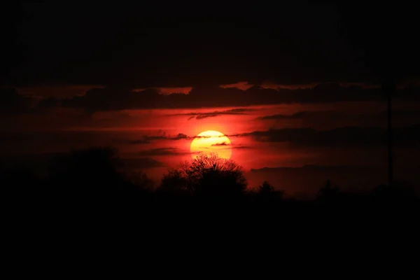 Hermosa Puesta Sol Nubes Último Día Abril Cerca Wroclaw Polonia —  Fotos de Stock