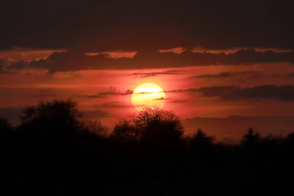 Schöner Sonnenuntergang Und Wolken Letzten Apriltag Bei Wroclaw Polen Europa — Stockfoto