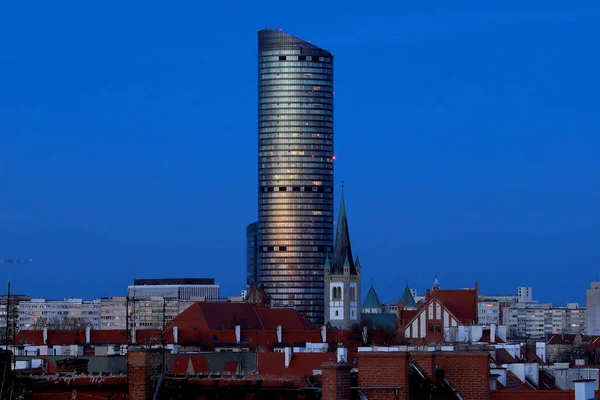 ポーランドのヴロツワフ エイプリル04 2021 日没直後 ポーランドで最も高い住宅ビル 212M であるスカイタワー ポーランド ヴロツワフ ヨーロッパのユニークな建築プロジェクト — ストック写真
