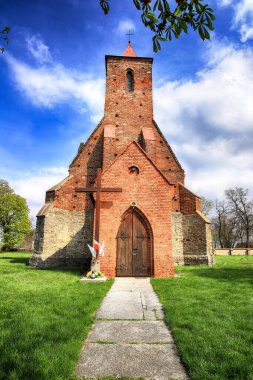WROCLAW, POLAND - MAYIS 01, 2021: Wroclaw, Polonya, Avrupa yakınlarındaki Wilczkow 'da Kutsal Bakire Meryem' in Varsayımı Katolik Kilisesi (15. yüzyıl).