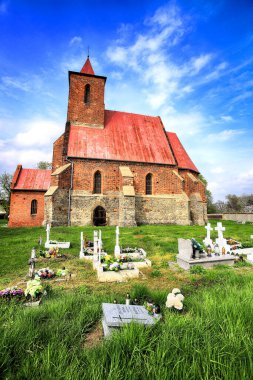 WROCLAW, POLAND - MAYIS 01, 2021: Wroclaw, Polonya, Avrupa yakınlarındaki Wilczkow 'da Kutsal Bakire Meryem' in Varsayımı Katolik Kilisesi (15. yüzyıl).