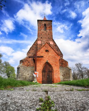 WROCLAW, POLAND - MAYIS 01, 2021: Wroclaw, Polonya, Avrupa yakınlarındaki Wilczkow 'da Kutsal Bakire Meryem' in Varsayımı Katolik Kilisesi (15. yüzyıl).