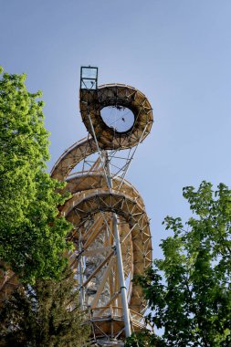 Swieradow-ZDROJ, POLAND - Haziran 05, 2021: Polonya 'nın en yüksek gözlem kulesi olan Swieradow-Zdroj' da Gökyüzü Yürüyüşü (yerden 62 metre yukarıda)).