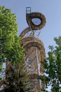 Swieradow-ZDROJ, POLAND - Haziran 05, 2021: Polonya 'nın en yüksek gözlem kulesi olan Swieradow-Zdroj' da Gökyüzü Yürüyüşü (yerden 62 metre yukarıda)).