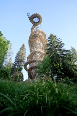 Swieradow-ZDROJ, POLAND - Haziran 05, 2021: Polonya 'nın en yüksek gözlem kulesi olan Swieradow-Zdroj' da Gökyüzü Yürüyüşü (yerden 62 metre yukarıda)).