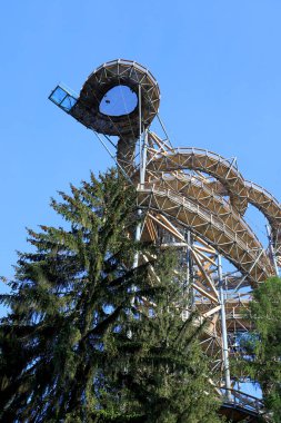 Swieradow-ZDROJ, POLAND - Haziran 05, 2021: Polonya 'nın en yüksek gözlem kulesi olan Swieradow-Zdroj' da Gökyüzü Yürüyüşü (yerden 62 metre yukarıda)).