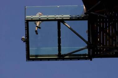 Swieradow-ZDROJ, POLAND - Haziran 05, 2021: Polonya 'nın en yüksek gözlem kulesi olan Swieradow-Zdroj' da Gökyüzü Yürüyüşü (yerden 62 metre yukarıda)).