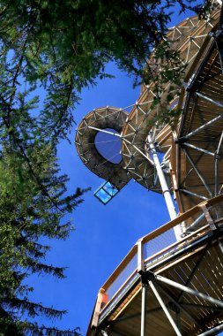 Swieradow-ZDROJ, POLAND - Haziran 05, 2021: Polonya 'nın en yüksek gözlem kulesi olan Swieradow-Zdroj' da Gökyüzü Yürüyüşü (yerden 62 metre yukarıda)).