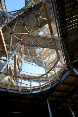 Swieradow-ZDROJ, POLAND - Haziran 05, 2021: Polonya 'nın en yüksek gözlem kulesi olan Swieradow-Zdroj' da Gökyüzü Yürüyüşü (yerden 62 metre yukarıda)).