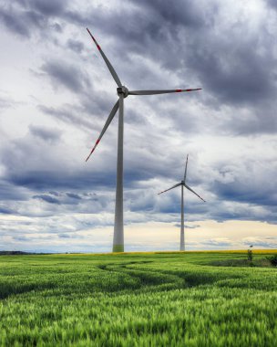Yel değirmeni sahada. Wroclaw yakınlarındaki Gaj Olawski rüzgar çiftliği, Polonya, Avrupa.