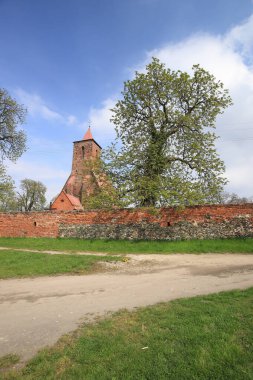 WROCLAW, POLAND - MAYIS 01, 2021: Wroclaw, Polonya, Avrupa yakınlarındaki Wilczkow 'da Kutsal Bakire Meryem' in Varsayımı Katolik Kilisesi (15. yüzyıl).