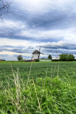 WROCLAW, POLAND - 24 Mayıs 2021: Polonya, Avrupa 'nın güneybatısındaki Sleza Dağı' nın eteğindeki Gogolow köyünün kıyısında 1830 yılından kalma Hollanda yel değirmeni.