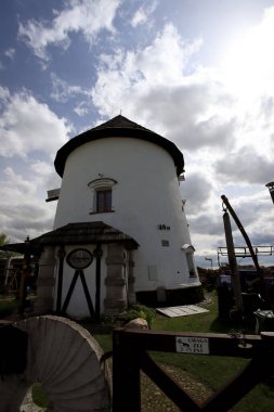 WROCLAW, POLAND - 24 Mayıs 2021: Polonya, Avrupa 'nın güneybatısındaki Sleza Dağı' nın eteğindeki Gogolow köyünün kıyısında 1830 yılından kalma Hollanda yel değirmeni.