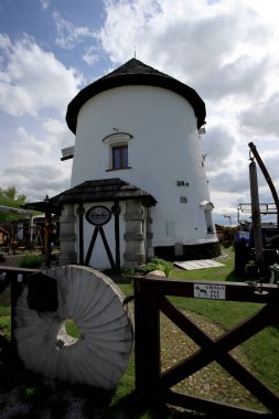 WROCLAW, POLAND - 24 Mayıs 2021: Polonya, Avrupa 'nın güneybatısındaki Sleza Dağı' nın eteğindeki Gogolow köyünün kıyısında 1830 yılından kalma Hollanda yel değirmeni.