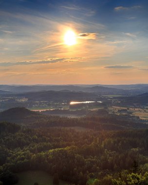 Rudawy Janowickie 'de güzel bir gün batımı ve bulutlar (Polonya' nın güneybatısındaki dağlar, Avrupa). Temmuz ayı ortasında Krzyzna Gora 'dan (deniz seviyesinden 654 metre) görüntü.