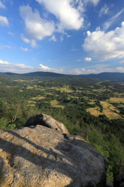Krzyzna Gora (deniz seviyesinden 654 metre) Rudawy Janowickie (Polonya 'nın güneybatısındaki dağlar, Avrupa), Arkaplanda görünen Sniezka Dağı.