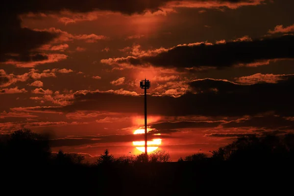 Hermosa Puesta Sol Nubes Último Día Abril Cerca Wroclaw Polonia —  Fotos de Stock