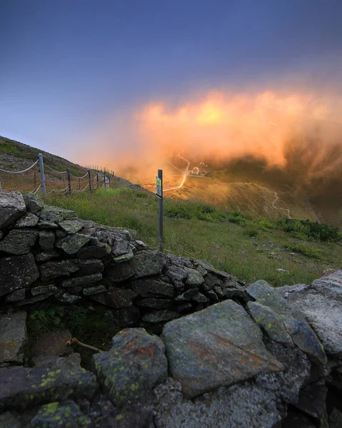 Mountain Shelter Dom Slaski Just Weather Breaks View Sniezka Mountain — Stock Photo, Image