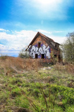 WROCLAW, POLAND - 25 Nisan 2021: Wroclaw, Polonya, Avrupa yakınlarındaki terk edilmiş ev.