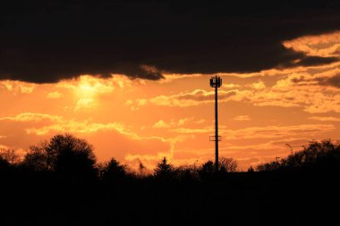 Wroclaw, Polonya, Avrupa yakınlarında Nisan ayının son gününde güzel günbatımı ve bulutlar.