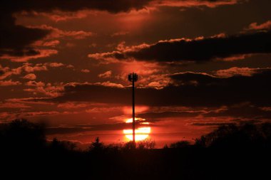 Wroclaw, Polonya, Avrupa yakınlarında Nisan ayının son gününde güzel günbatımı ve bulutlar.