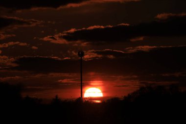 Wroclaw, Polonya, Avrupa yakınlarında Nisan ayının son gününde güzel günbatımı ve bulutlar.